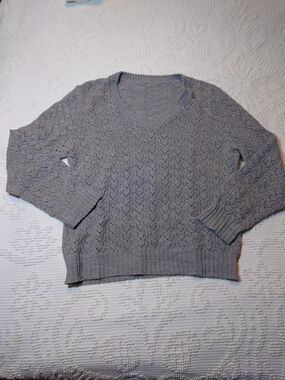 Vintage 70s Women’s Gray V-Neck Knit Sweater
